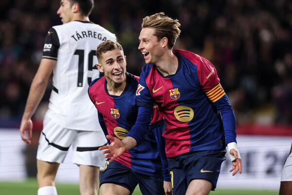 Insacivel no primeiro tempo, Bara arrasa Valencia e volta a vencer no Espanhol