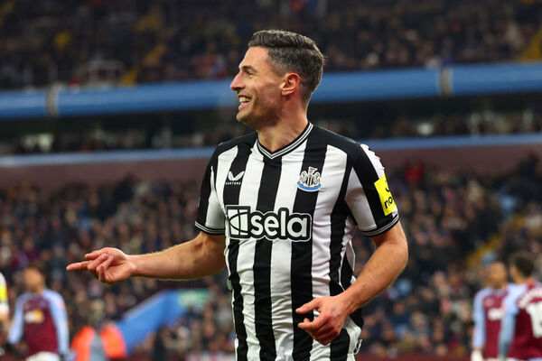 Em noite de zagueiro artilheiro, Newcastle acaba com a invencibilidade do Villa em casa
