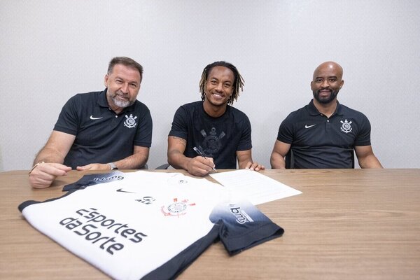 Corinthians oficializa renovao com Andr Carrillo