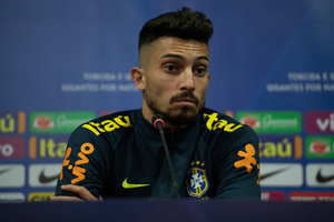 No 'melhor momento da carreira', Alex Telles revela inspirao em Roberto Carlos