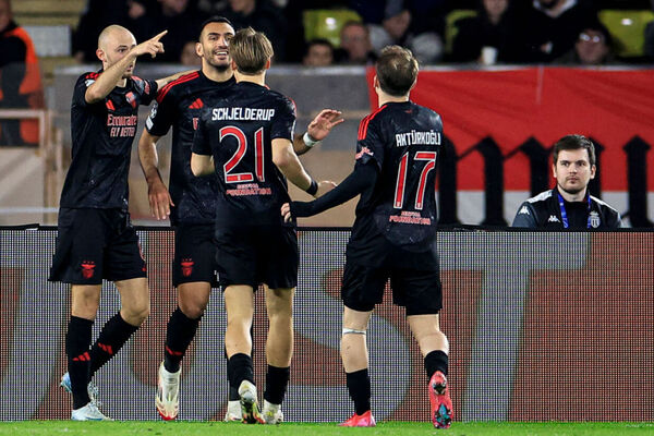 Benfica arranca vantagem fora de casa e bate o Monaco nos playoffs da Champions