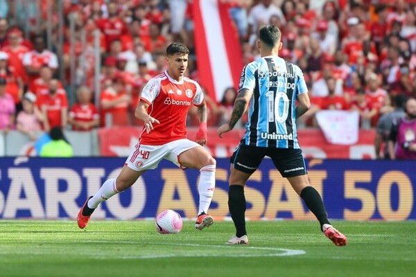 Persistente, Inter vence Grmio, mantm boa fase no Brasileiro e cola no G4