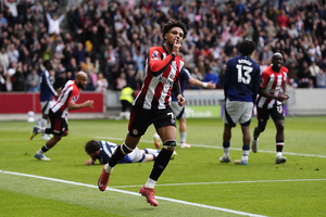 Pensando na Liga Europa, United perde para o Brentford em jogo de sete gols