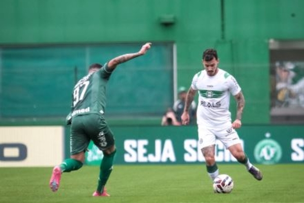Coritiba constri vantagem em 15 minutos, bate Chapecoense e segue 100% na Srie B