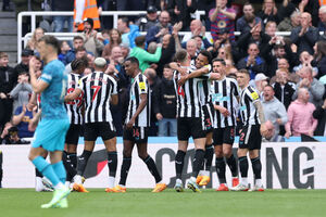 Com cinco gols em 20 minutos, Newcastle massacra Tottenham e segue no G4