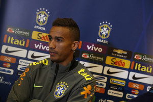 Cogitado nos gigantes da Europa, Danilo se foca na seleo e quer seguir passos de Cafu