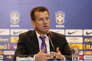 Dunga explica convocao de Dod e Mrio Fernandes