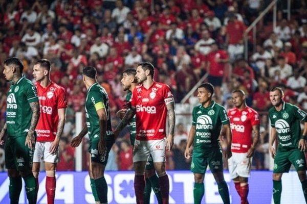 Vila Nova supera a Chapecoense e dorme lder da Srie B