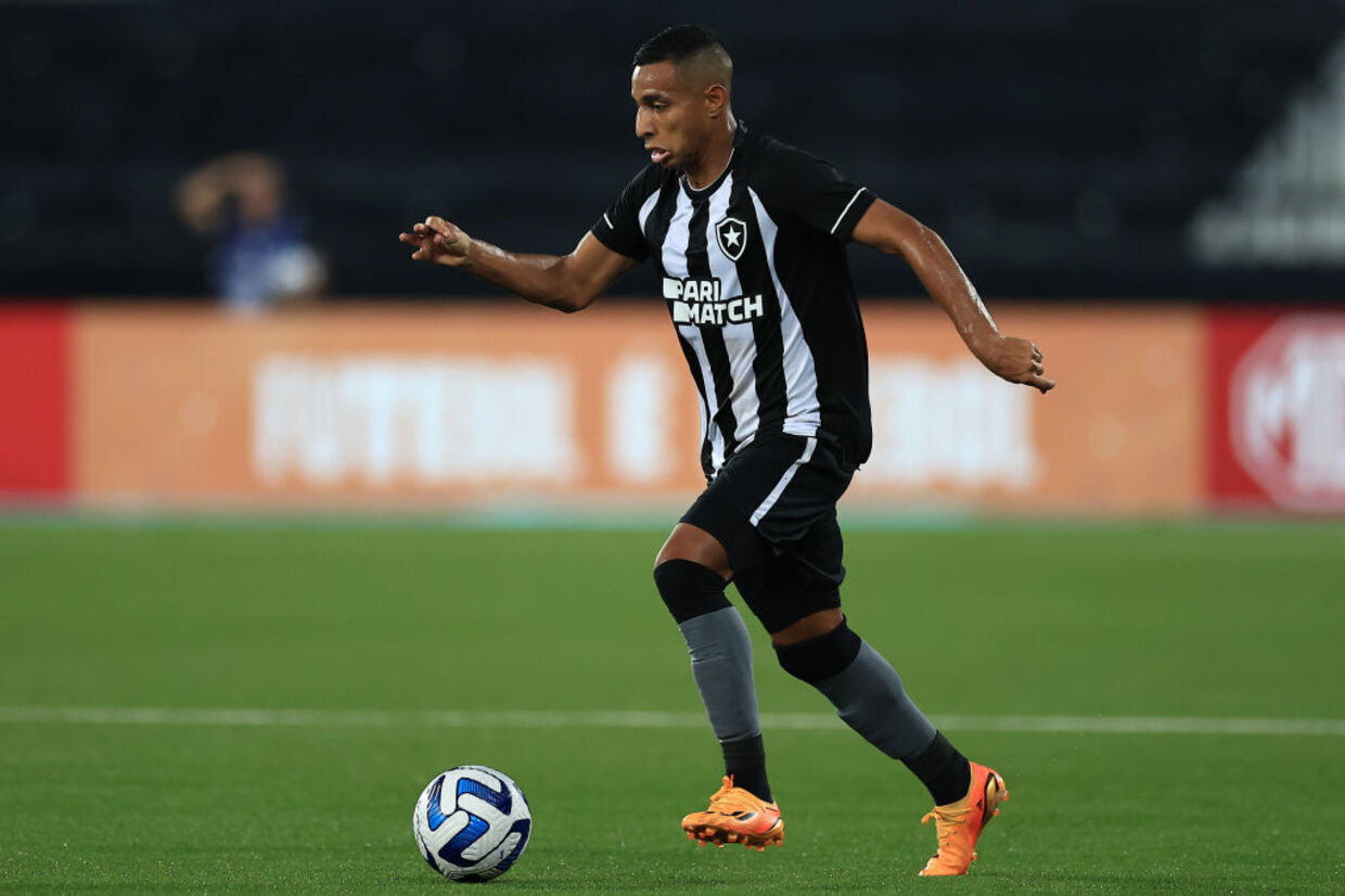 Botafogo confirma transferência de Victor Sá ao futebol russo