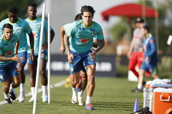 Pedro torce o joelho em treino e vira dvida na seleo brasileira