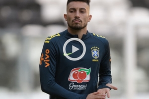 Bola parada de Telles pode ser arma para Tite na seleo