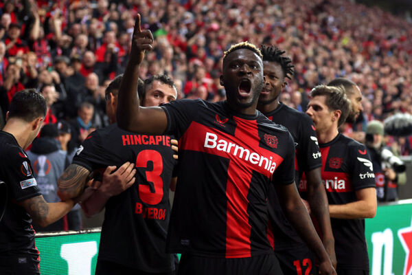 Leverkusen volta a crescer no fim e abre vantagem sobre West Ham