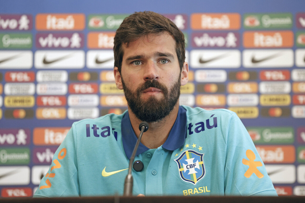 Alisson relembra morte do pai: Assistiu funeral por videochamada