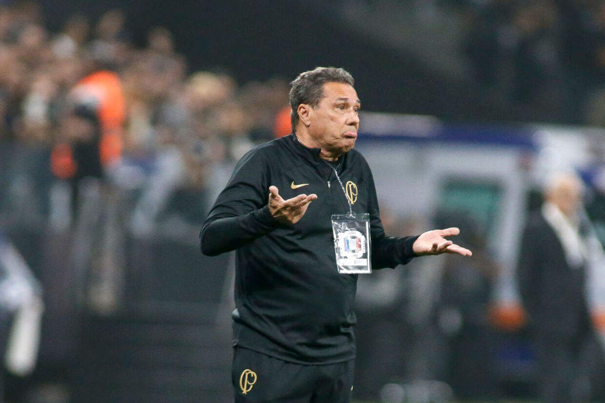 Corinthians comunica a demissão de Vanderlei Luxemburgo