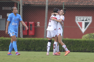 So Paulo goleia Real Braslia e mantm perseguio ao lder do Feminino
