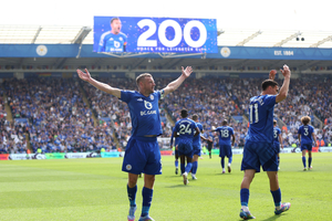 Jamie Vardy marca seu 200 gol pelo Leicester em dia de despedida