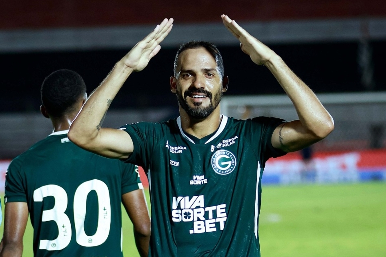 Gois vence Botafogo em Ribeiro Preto e encosta nos lderes da Srie B