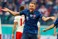 Eslovquia conta com gol contra de Szczesny e com expulso para vencer a Polnia