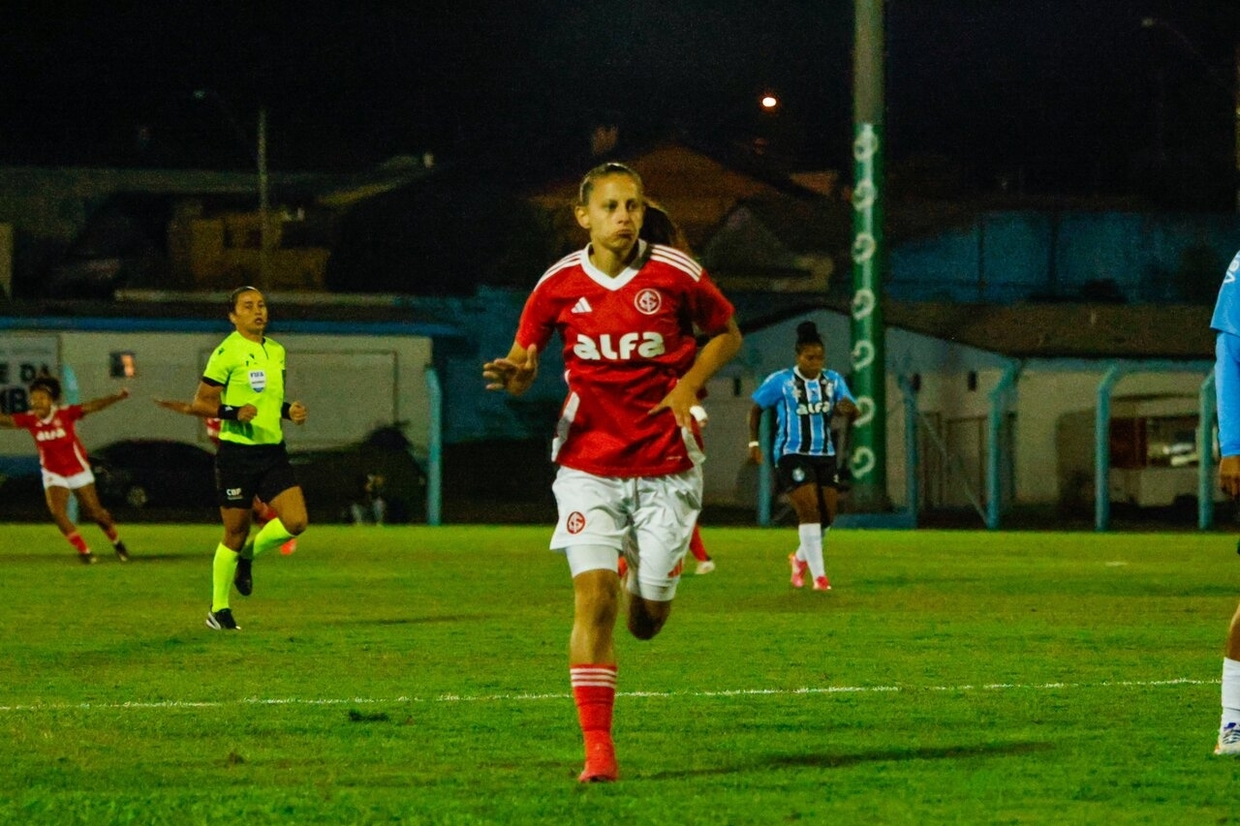 Na briga pela reabilitao no Brasileiro Feminino, Grmio e Inter empatam clssico