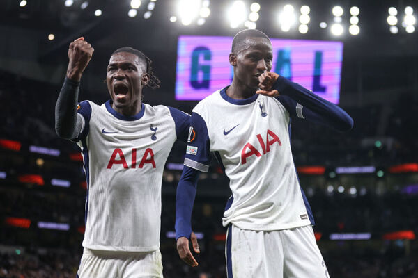 Tottenham, Ajax e Lyon fazem dever de casa e estreiam com vitria na Liga Europa