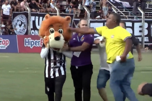 Mascote atrevido leva 'safano' de dirigente
