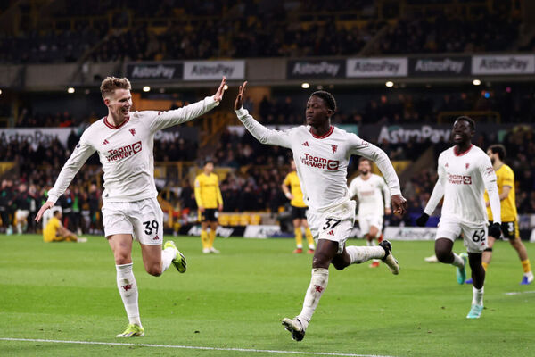 Em duelo alucinante, joia brilha no fim e d 'louca' vitria ao United sobre o Wolves