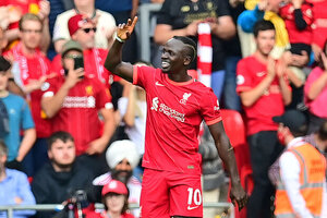 Liverpool bate Palace e assume a ponta do Ingls