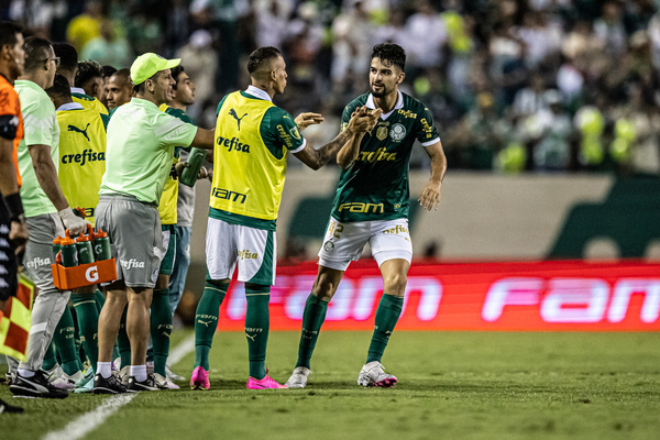 Com um gol em cada tempo, Palmeiras vence Ituano e tem vida tranquila no Paulista