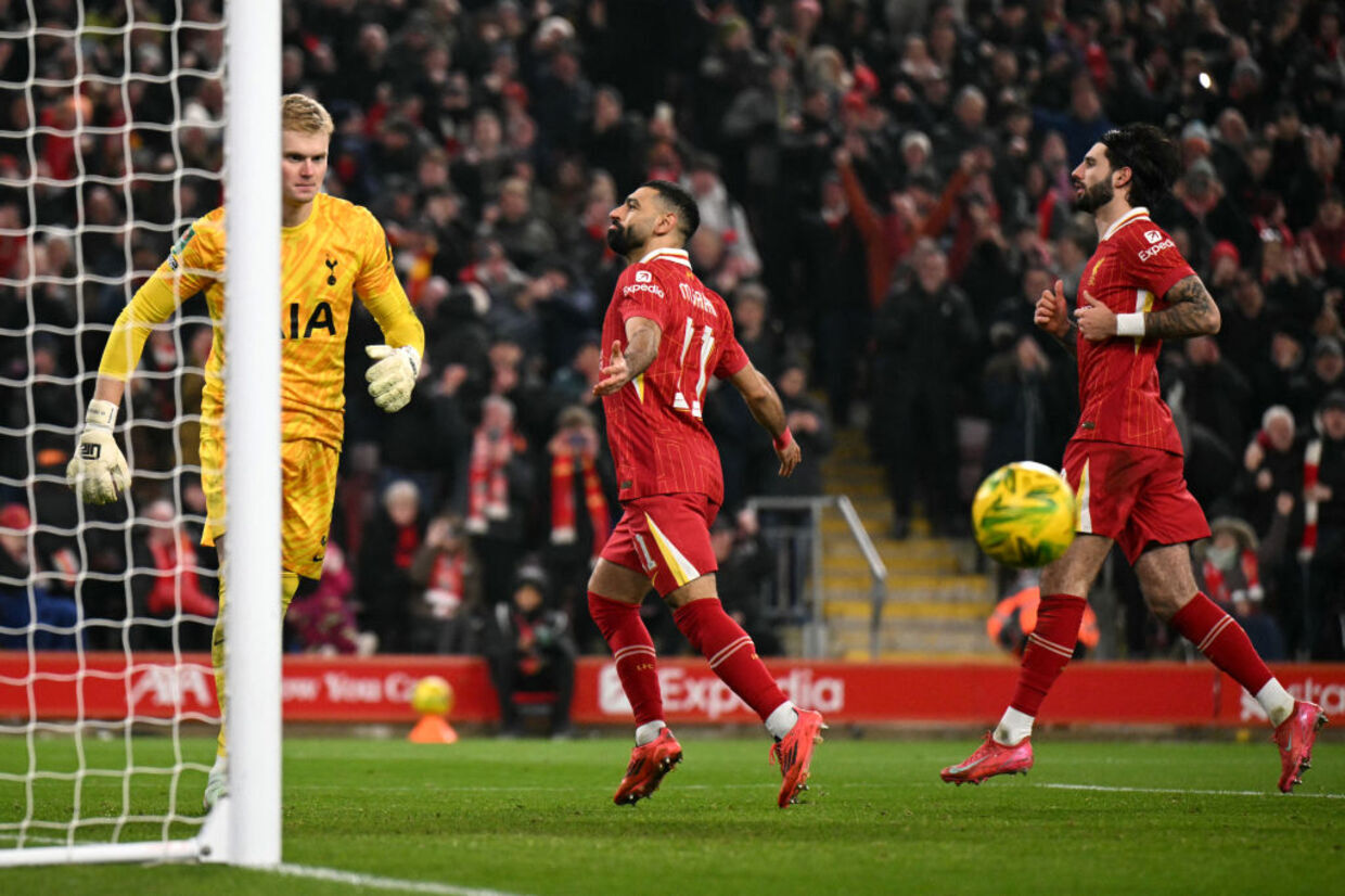 Liverpool atropela Tottenham e encara o Newcastle na final da Copa da Liga