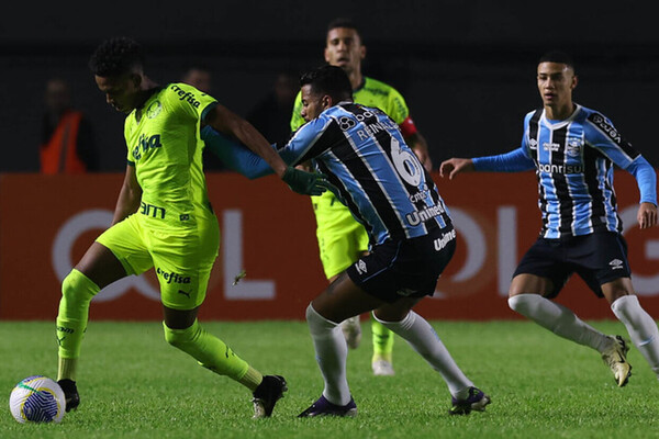 Grmio abre 2 a 0, mas Palmeiras conta com brilho de joia para arrancar o empate