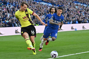 Chelsea tropea no Burnley mesmo com um a mais em campo