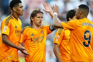 Real aproveita expulses, resolve no segundo tempo e bate o Sevilla