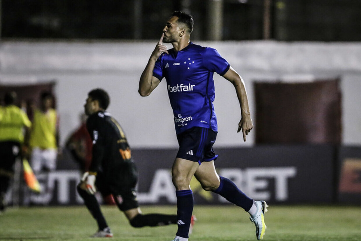 Gilberto brilha, e Cruzeiro goleia Villa Nova pelo Campeonato Mineiro
