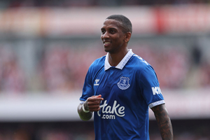 Ashley Young e mais dois: Everton anuncia pequena barca de sadas