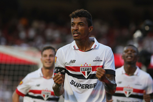 Luiz Gustavo, do So Paulo,  internado com problema pulmonar