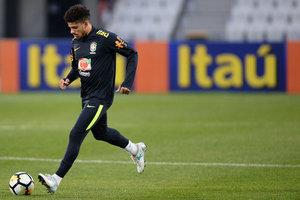 Milan tenta convencer Shakhtar a liberar Taison