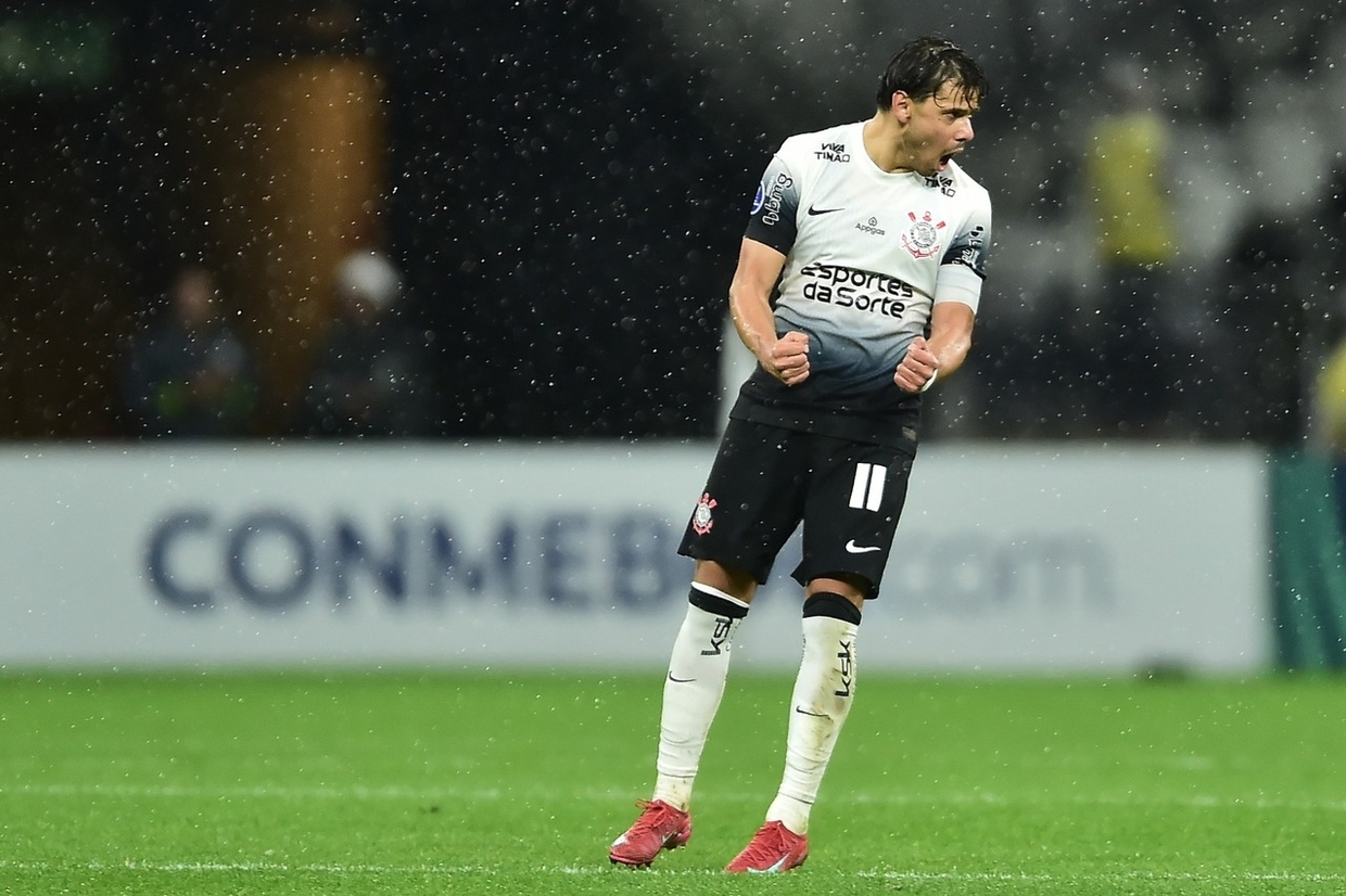 Corinthians supera expulso, vence Racing-URU e 'volta para briga' na Sul-Americana