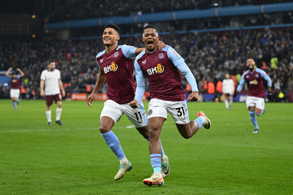 Aston Villa se impe, derrota e ultrapassa o Manchester City no Campeonato Ingls
