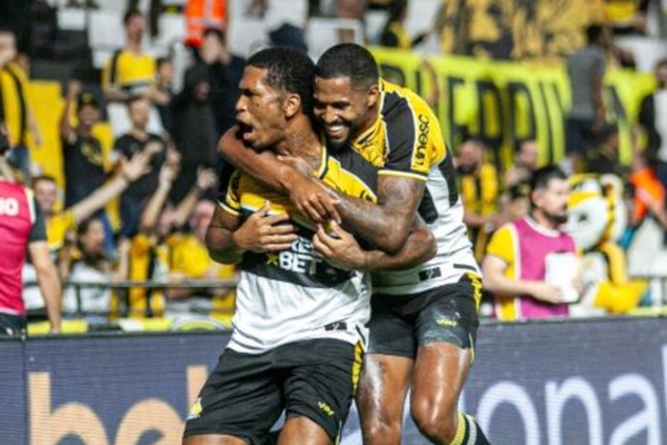 Athletic sofre com expulses e Cricima atropela para vencer a primeira na Srie B