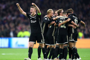 Ajax marca no apagar das luzes para vencer o Benfica