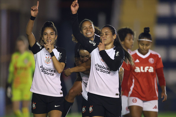 Corinthians atropela Inter fora de casa e retoma vice-liderana do Brasileiro Feminino