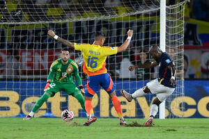 Com golao de Valencia, Equador supera expulso e vence a Colmbia