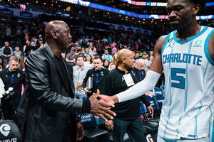 Aps 13 anos como mandatrio, Michael Jordan acerta a venda do Charlotte Hornets