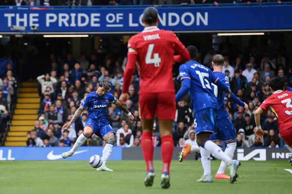 Liverpool  recebido com aplausos, mas tem 'faixa carimbada' pelo Chelsea