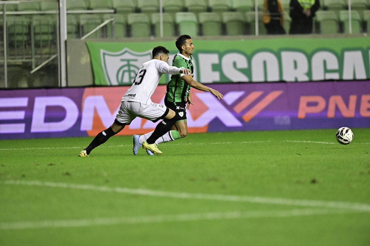 Intensa disputa entre América Mineiro e Ceará encerra confronto no gramado Intensa disputa entre América Mineiro e Ceará encerra confronto no gramado