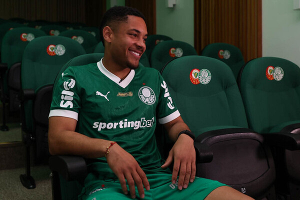 Vitor Roque revela ansiedade por acerto e se diz 'pronto' para estrear segunda-feira