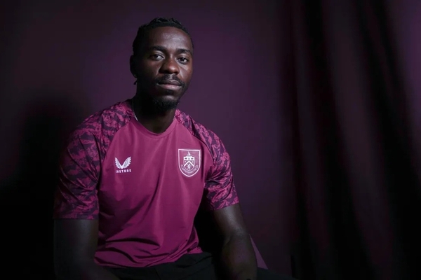 Ex-United, Tuanzebe  anunciado como reforo do Burnley