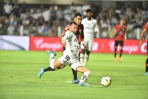 Na primeira sem Bustos, Santos bate Atltico-GO e volta a vencer no Brasileiro