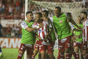 Com gol de Geuvnio, Nutico bate Brusque e vence mais uma na Srie B