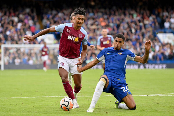 Com um jogador a menos, Chelsea sucumbe outra vez e perde para o Aston Villa